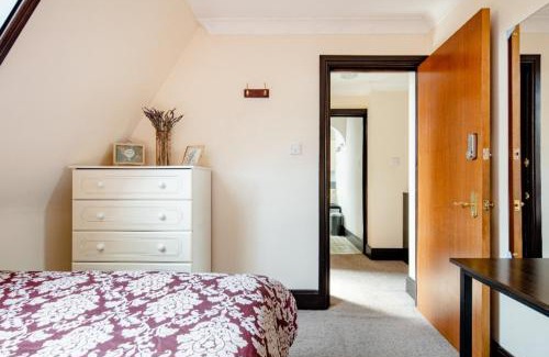 Belvedere House | Double room 2 mins from station