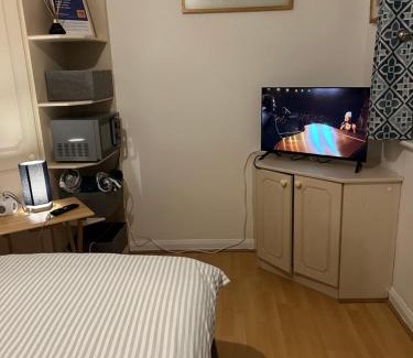 Kettering House | Double room at The Bungalow with shared shower room