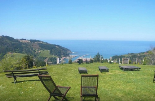 Deba Apartment | Double Room 'Doble 4' with Mountain Views, Private Garden and Wi-Fi