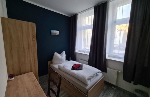 Plauen Bed & Breakfast | Double room, shower, WC, comfort, extra bed possible. - Pension Anno1866