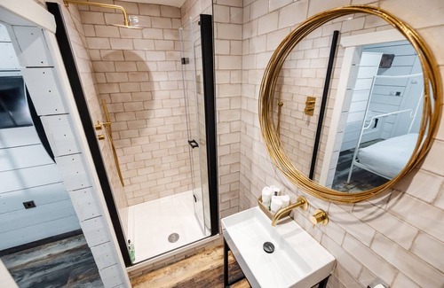 Clitheroe House | Double room with ensuite bathroom