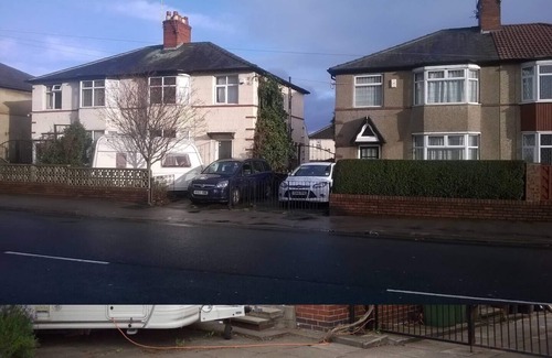 Leeds House | double room with private bathroom and kingsized bed in 3 bed semi