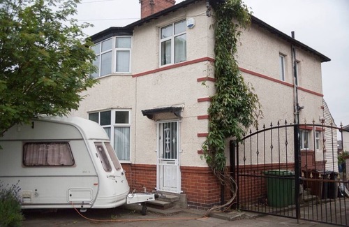Leeds House | double room with private bathroom and kingsized bed in 3 bed semi