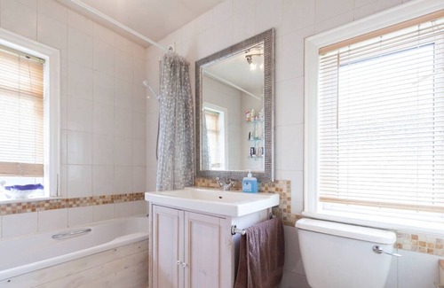 Leeds House | double room with private bathroom and kingsized bed in 3 bed semi