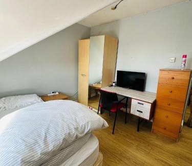 Poole Apartment | Double Room with share