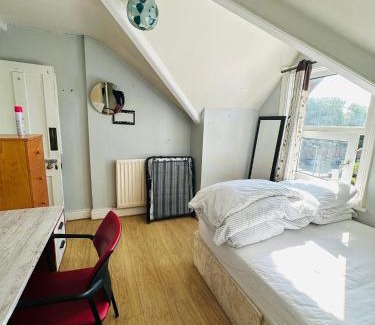 Poole Apartment | Double Room with share