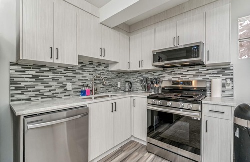 Hillhurst House | Double suite in the heart of DT Sleeps 15!