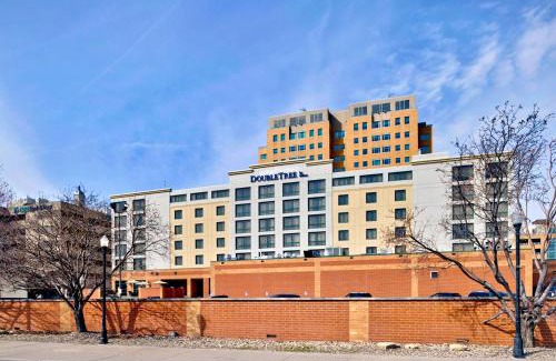 Downtown Hotel | DoubleTree by Hilton Davenport