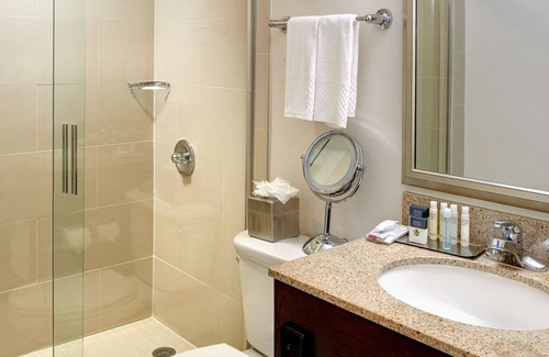 Detroit Hotel | DoubleTree by Hilton Detroit - Dearborn