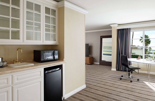 Fort MacArthur Hotel | DoubleTree by Hilton San Pedro - Port of Los Angeles