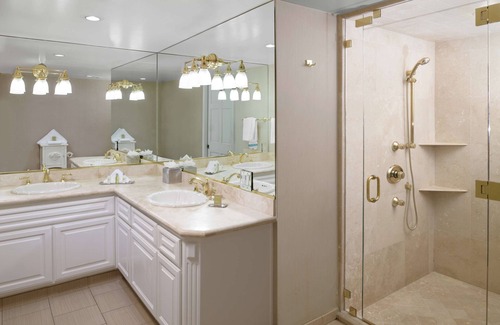 Fort MacArthur Hotel | DoubleTree by Hilton San Pedro - Port of Los Angeles