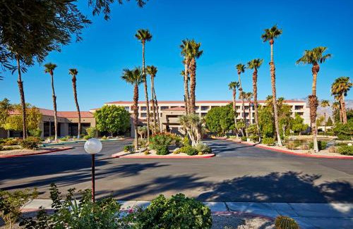 Palm Springs Resort | DoubleTree by Hilton Golf Resort Palm Springs
