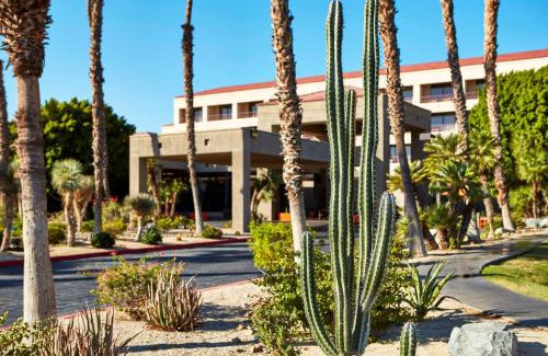 Palm Springs Resort | DoubleTree by Hilton Golf Resort Palm Springs