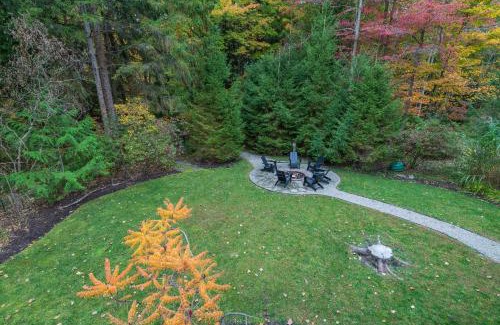 Douglas House | Douglas Woods Retreat - Modern Cottage - Newly Remodeled! Walking distance to downtown Douglas!