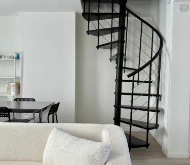 Jette Apartment | Doux nid perche avec vue magique sur la Ville