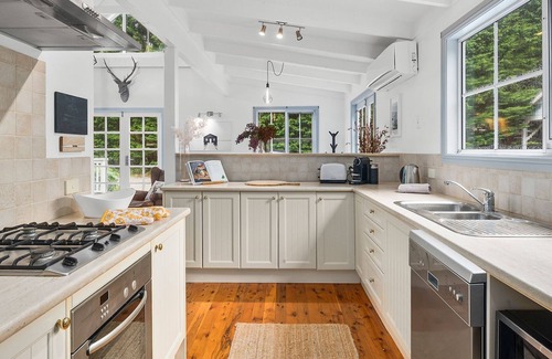 Bundanoon House | Dove Cottage – cosy storybook cottage in a private setting with a fireplace