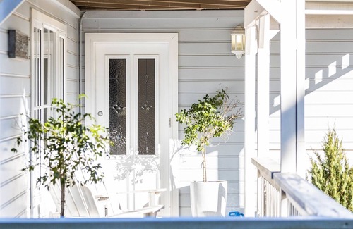 Bundanoon House | Dove Cottage – cosy storybook cottage in a private setting with a fireplace