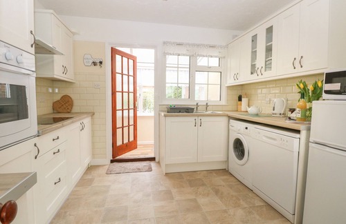 Martham Cottage | DOVE'S NEST, family friendly, character holiday cottage in Martham