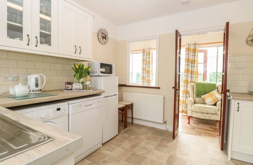 Martham Cottage | DOVE'S NEST, family friendly, character holiday cottage in Martham
