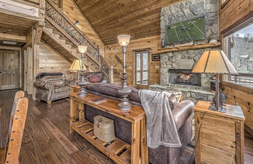 Mineral Bluff Cabin | Down by the River - Pet Friendly | Toccoa River Access | Party Porch