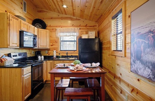 Hochatown Cabin | Down Time-Honeymoon/Couples/Hot Tub