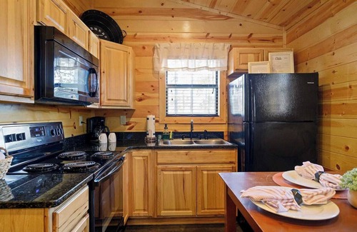 Hochatown Cabin | Down Time-Honeymoon/Couples/Hot Tub