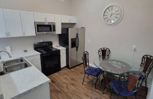 New Pathways House | Downton Memphis 5 min walk to Fedex Forum and Beale St. - Completely renovated.