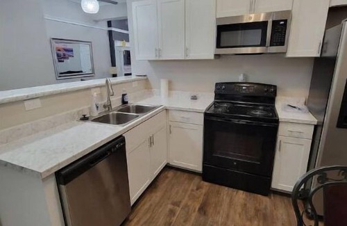 New Pathways House | Downton Memphis 5 min walk to Fedex Forum and Beale St. - Completely renovated.