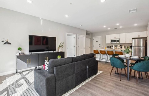 Olde Towne East Apartment | Downtown 2Bedroom w/Rooftop - Near Linwood Park