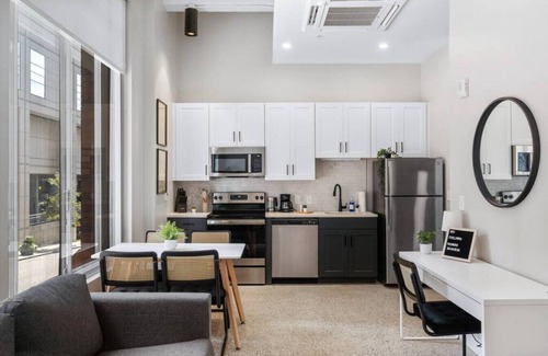 Downtown Cincinnati Apartment | Downtown 2BR with Gym, Wi-Fi & Coworking Space