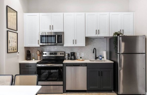 Downtown Cincinnati Apartment | Downtown 2BR with Gym, Wi-Fi & Coworking Space