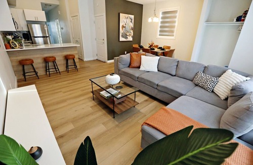 North Central Edmonton House | Downtown 3 Queen Beds|A/C|Double Garage|Disney+