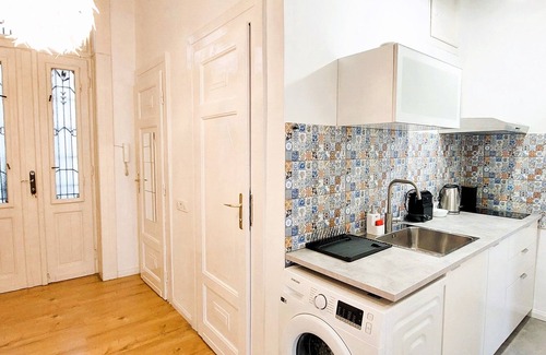 Ferencvaros Apartment | Downtown Apartment with Balcony