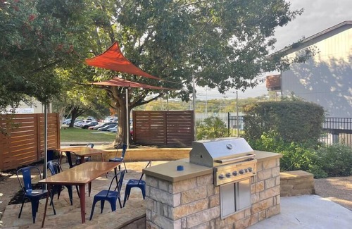 West Campus Apartment | Downtown Austin & UT Vibes, All In One!