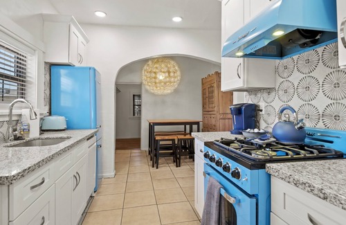 Williams House | Downtown Blue Bungalow w/Fully Fenced Yard, AC, W/D, 3 Smart TVs, Den, WiFi
