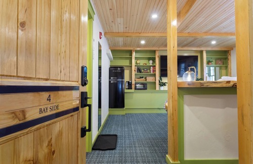 Camden Hotel | Downtown Camden Hotel - Bay Side