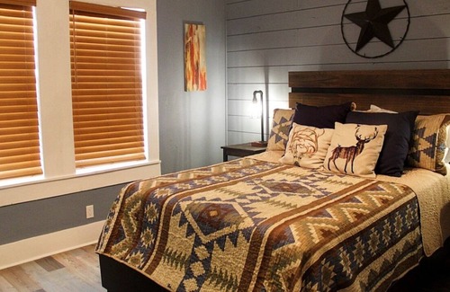Bandera House | Downtown Classic Country Cottage