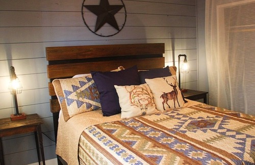 Bandera House | Downtown Classic Country Cottage