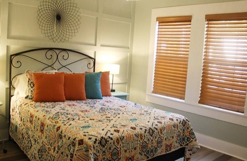 Bandera House | Downtown Classic Country Cottage