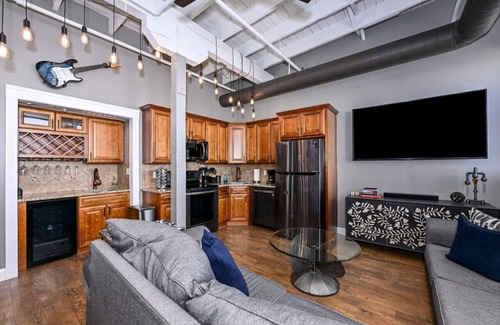 Downtown Cleveland Condo | Downtown Cleveland Loft - Lake Views w/Private Rooftop!