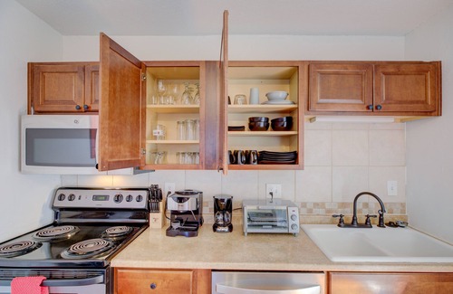 Central Colorado Springs Apartment | Downtown CO Springs 2bdrm Apartment w/Firepit & Privacy Fence
