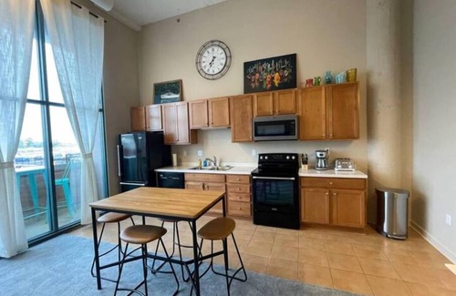 Sandusky House | Downtown Condo with Pool View