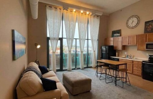 Sandusky House | Downtown Condo with Pool View