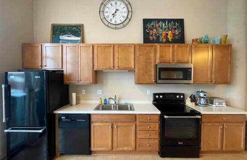 Sandusky House | Downtown Condo with Pool View