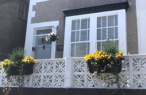 Conwy House | Downtown cottage-heart of Conwy-park free outside