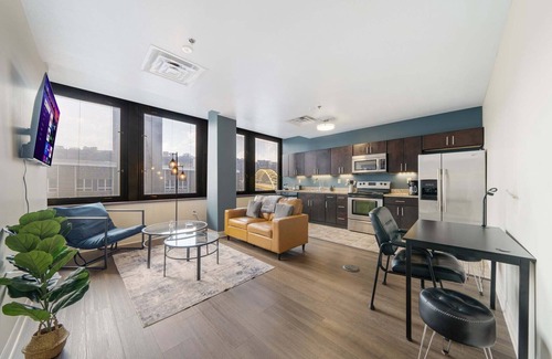 Downtown Pittsburgh Apartment | Downtown Cozy Chic | Walk Everywhere | 24/7 Gym Terrace Roku