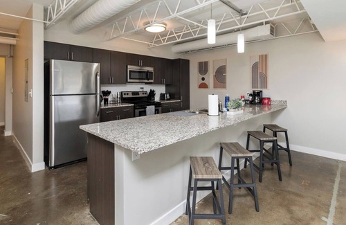 Downtown Des Moines Apartment | Downtown Des Moines Gem: 2BR/2BA + Balcony & Grill