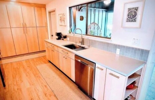 Long Beach House | Downtown Designer Duplex close to Beach! Spa Tub, Sunroom, Game Room, EV & more!