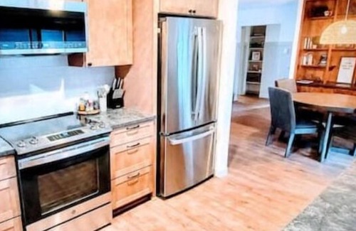 Long Beach House | Downtown Designer Duplex close to Beach! Spa Tub, Sunroom, Game Room, EV & more!