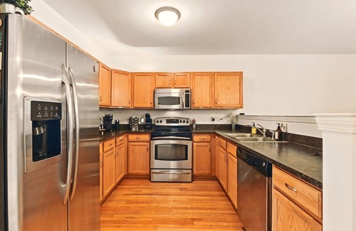 Midtown Condo | Downtown Detroit Big Cheese Executive Retreat Walk to Stadiums, Concerts & Fox